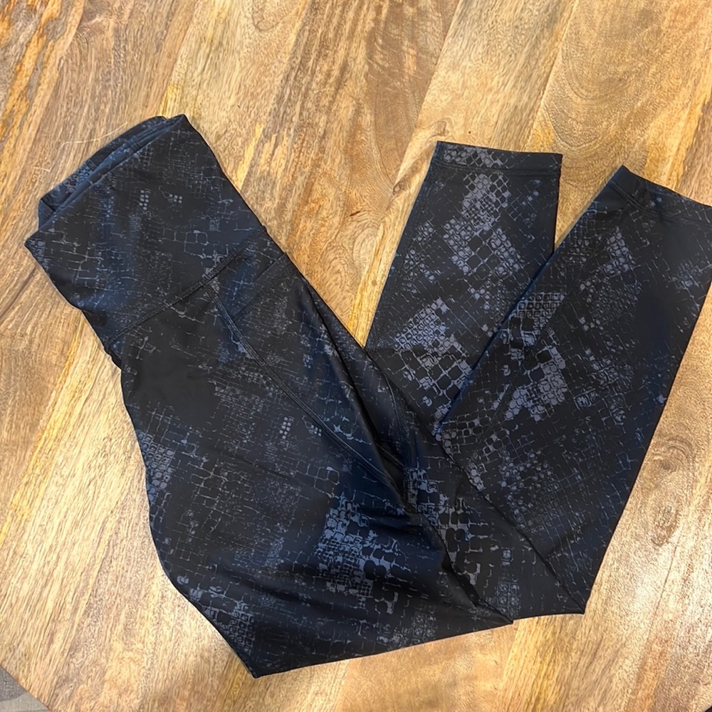 Black snake print old navy women’s elevate workout leggings